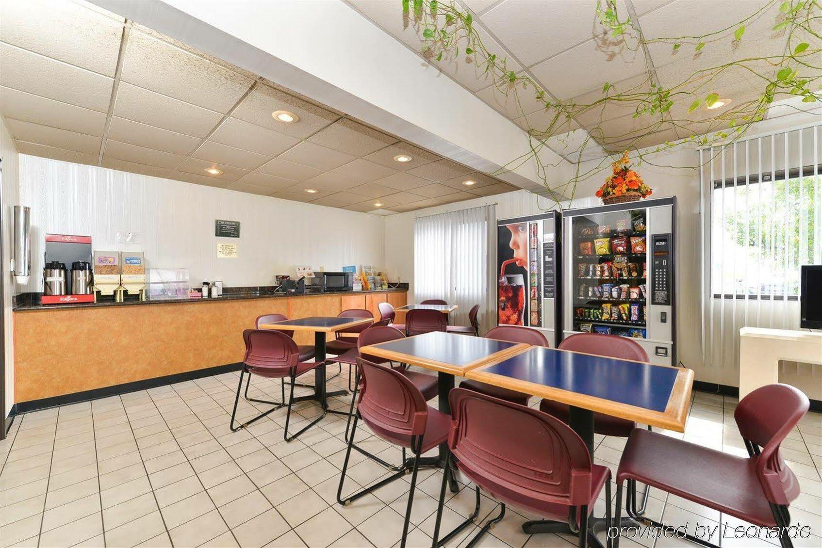 Hotel Ramada By Wyndham Effingham Esterno foto